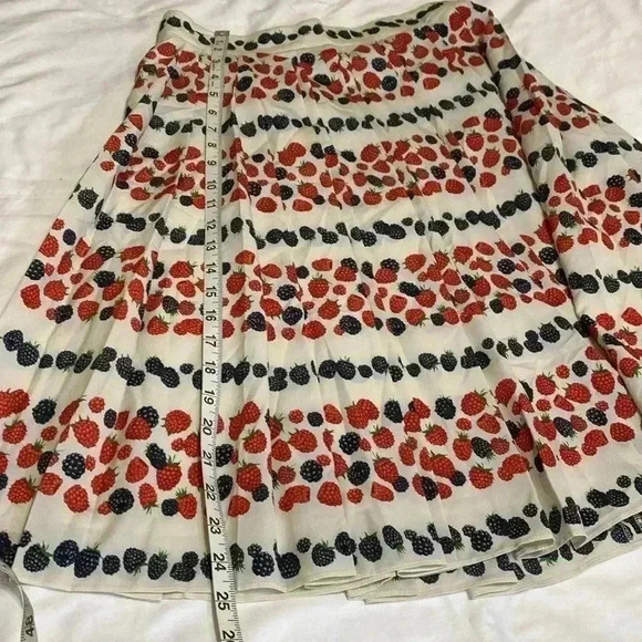 J. Crew BlackBerry Raspberry Pleated Skirt Size 2 Cream w/ Black & Red Berries. - Picture 10 of 14